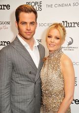 组图：伊丽莎白金色裙装搭档派恩出席新片放映