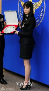 组图：IU被任命为学校暴力防治大使及名誉警察