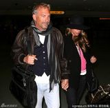 组图：凯文-科斯特纳抵达纽约 神情凝重满脸哀伤