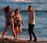 组图：泰勒踩超市推车与闺蜜海边嬉戏玩闹