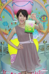 组图：官恩娜忙工作感激男友包容 想往内地发展