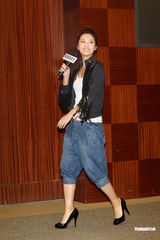 组图：杨丞琳为黄靖伦站台 与小猪绯闻大抢风头