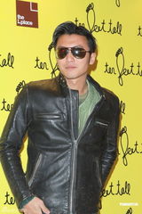 组图：谢霆锋贺杨受成之子开店 否认开个唱传闻