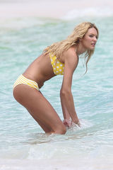 组图：超模坎蒂丝海边拍写真 性感比基尼上阵