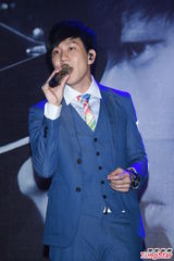 组图：林俊杰发布新专辑 秀棒球阳光帅气