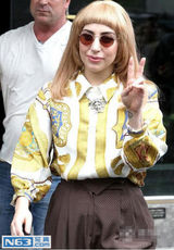 组图：Ladygaga顶冬菇头出街 大妈造型惨遭讥讽