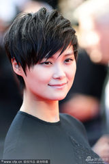 组图：李宇春黑衣裤亮相戛纳 中性风帅气