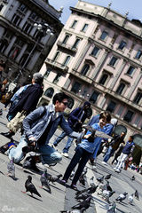 组图：俞灏明时尚写真 化身摄影师逗萌娃