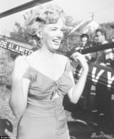 组图：梦露片场罕见私照曝光 随性慵懒上围傲人