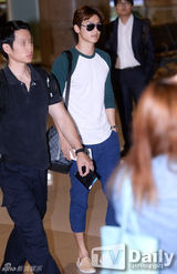 组图：CNBLUE赴京开唱 机场获壮汉开道