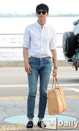 组图：韩星朴瑞俊穿白衬衣牛仔裤变森男