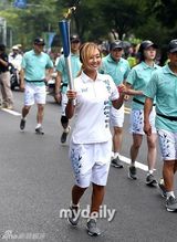 组图：韩星李诗英孝琳为亚运会传递火炬