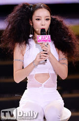 组图：韩团Kara发布会 露脐白衣性感十足