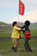 组图：爸爸2张亮黄磊拼厨艺 萌娃草原比摔跤