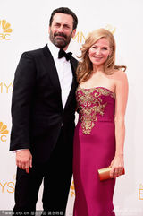 组图：男星乔-汉姆携妻甜蜜亮相艾美红毯