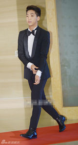 组图：B1A4成员Baro亮相 与《1994》众星会合