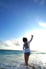 组图：Kimi追逐海浪 网友：以后也是长腿欧巴