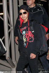 组图：朱莉与皮特携子女现身 手绘T恤秀恩爱