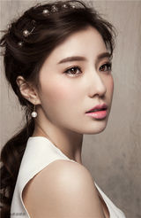 组图：鲍天琦青春照秀美肌 紧身白衣显上围