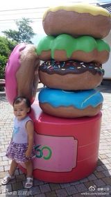 组图：蔡少芬独自带两女儿玩乐 女儿漂亮似妈妈