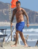 组图：贝克汉姆容颜不改风采依旧 露肉秀性感胸肌