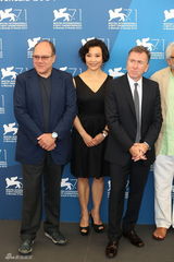 组图：威尼斯评委齐亮相 陈冲美艳搭蒂姆-罗斯