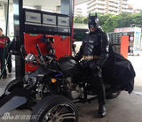 组图：日本41岁男子扮蝙蝠侠 骑改装车市区狂飙