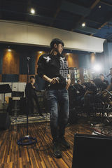 独家:张杰彩排黑衣潮装帅气 郎朗现身相见欢