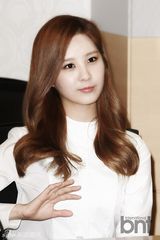 组图：少女时代允儿徐贤黑白装青春利落