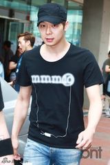 组图：朴有天素颜便服现身 参与地方选举投票