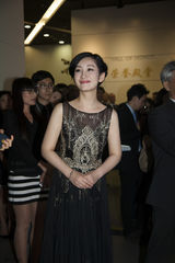 组图：秦海璐获封中英电影大使 着镶钻礼服亮相