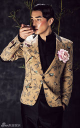 组图：戚薇男友李承铉阴柔写真 浓妆涂红脸蛋