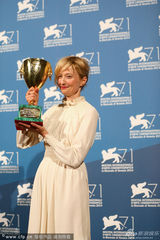 组图：威尼斯影后阿尔巴-洛瓦赫领奖 素颜甜美