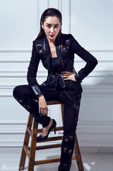 组图：杜若溪中性风写真 湿发红唇性感帅酷并存