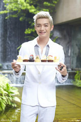 组图：辰亦儒迷你专辑拍写真 积极健身秀胸肌