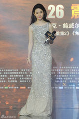 组图：刘亦菲长裙亮相电影首映 吉克隽逸献唱