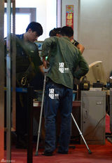 组图：吴京拄拐离京谢楠依依不舍  5次轻吻送别