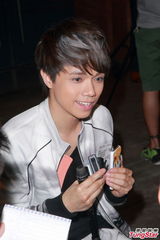 组图：张敬轩为舞台剧损失大 钟舒漫低胸需报备