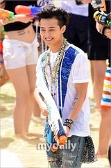 组图：GD水上乐园疯玩 水枪喷比基尼美女