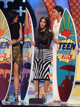 组图：青少年选择奖卡戴珊姐妹争艳 赛琳娜性感