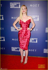 组图：范宁着裹胸礼服狂吸睛 不停甜笑金发迷人