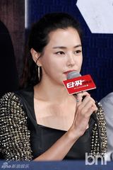 组图：崔胜贤Top宣传19禁新片与申世京谈笑