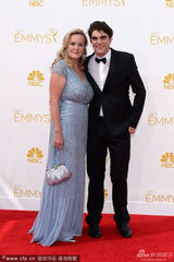 组图：《绝命毒师》男星Rj Mitte穿西装现身