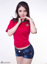 组图：世界杯闭幕在即 徐冬冬红色球衣送祝福