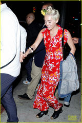 组图：花姑娘！麦莉鲜红乱花连衣裤惹人眼