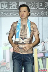 组图：多变哈林(庾澄庆)唱金曲 登小巨蛋万人同欢