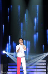 组图：魏晨七夕广州开唱 与VGirl秀恩爱引骚动