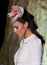 组图：威廉王子出席纪念活动 凯特王妃露甜笑