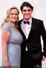 组图：《绝命毒师》男星Rj Mitte穿西装现身