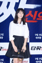 独家：崔丹尼尔宣传新片戴眼镜似哈利波特